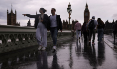 Des personnes marchent sur le pont de Westminster à Londres