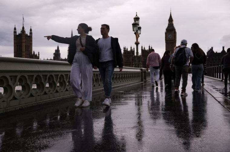Des personnes marchent sur le pont de Westminster à Londres