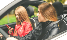 Avant de vous lancer dans l’achat d’une voiture sans permis, étudiez les caractéristiques des modèles les plus courus. ( crédit photo : Shutterstock )