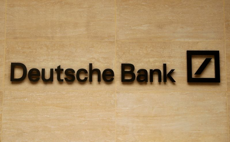 Le logo de Deutsche Bank sur un immeuble à Londres, en Grande-Bretagne