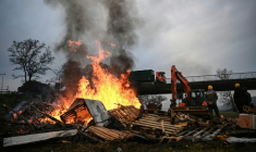 Blocage de l'autoroute A63 à Cestas, au sud de Bordeaux, par des agriculteurs, le 17 décembre 2025 ( AFP / Christophe ARCHAMBAULT )