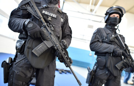 Deux agents de police allemands tenant des fusils d'assaut