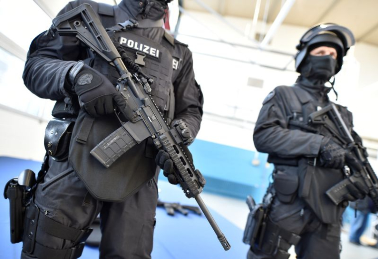 Deux agents de police allemands tenant des fusils d'assaut