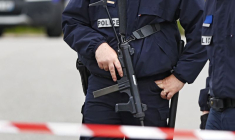 Un policier a un barrage routier à Magnanville, en France