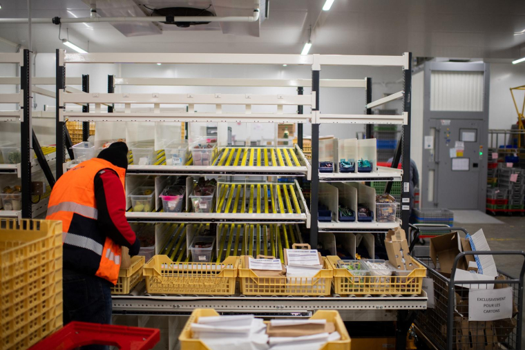 Empaquetage de repas chez Elior à Épône (Yvelines) ( AFP / MARTIN BUREAU )