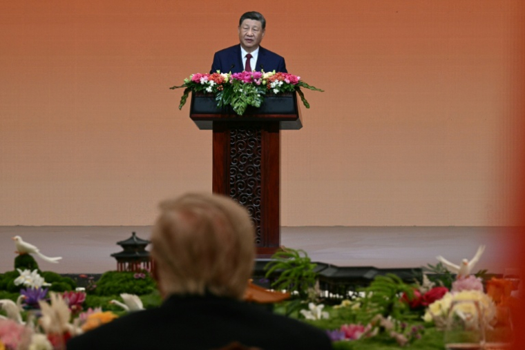 Le président américain Donald Trump écoute un discours du président chinois Xi Jinping lors d'un banquet d'État au Palais de l'Assemblée du Peuple à Pékin, le 14 mai 2026 ( AFP / Brendan SMIALOWSKI )