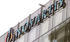 Le logo Novartis est visible sur un bâtiment du laboratoire pharmaceutique suisse Novartis à Rotkreuz