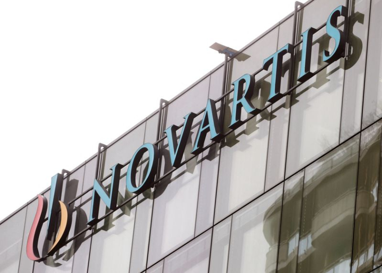 Le logo Novartis est visible sur un bâtiment du laboratoire pharmaceutique suisse Novartis à Rotkreuz