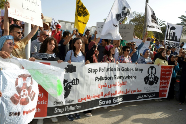 Des riverains de l'usine de traitement des phosphates à Gabès, en Tunisie, manifestent pour réclamer sa fermeture ou l'arrêt de la pollution, le 23 mai 2025 ( AFP / MOURAD MJAIED )