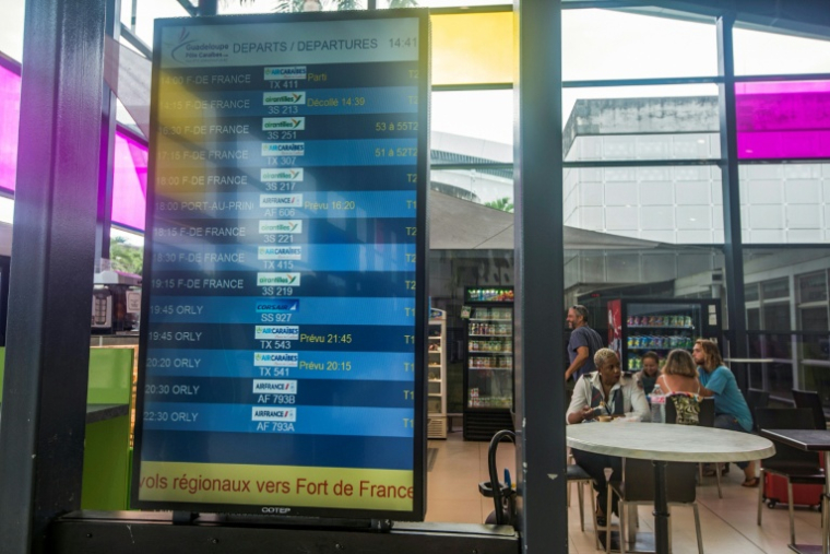 Les vols au départ vers Fort-de-France, en, Martinique, affichés à l'aéroport de Pointe-à-Pitre en Guadeloupe le 7 septembre 2017 ( AFP / Helene Valenzuela )