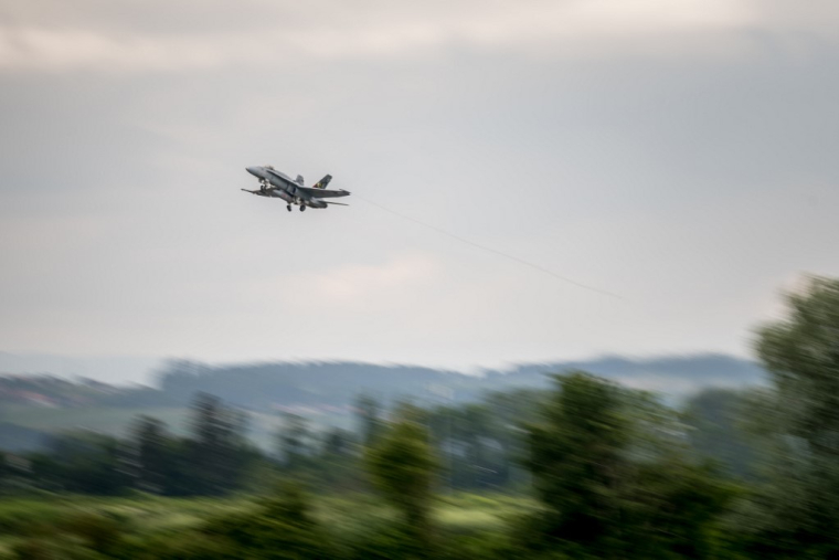 Un F-18 de l'armée suisse, en juin 2024 (illustration) ( AFP / FABRICE COFFRINI )