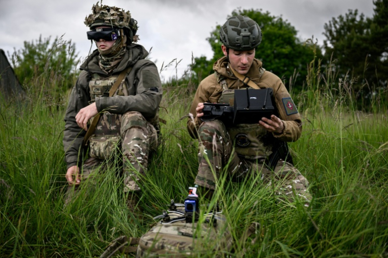 Des militaires se préparent à piloter un drone FPV lors du premier "challenge international" de drones militaires à Semoutiers-Montsaon, le 20 mai 2026 en Haute-Marne ( AFP / ARNAUD FINISTRE )
