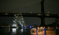 Des personnes regardent un navire-école de la marine mexicaine après qu'il a heurté le pont de Brooklyn à New York, le 17 mai 2025 ( AFP / ANGELA WEISS )