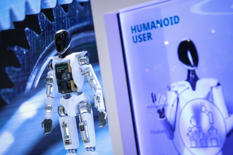 Un robot humanoïde sur le stand de l'équipementier automobile Schaeffler  lors de la foire industrielle d'Hanovre, dans le nord de l'Allemagne, le 20 avril 2026 ( AFP / RONNY HARTMANN )