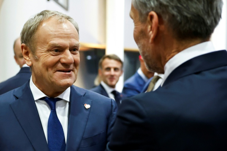 Le Premier ministre polonais Donald Tusk (g)à Bruxelles le 22 octobre 2025 ( POOL / SIMON WOHLFAHRT )