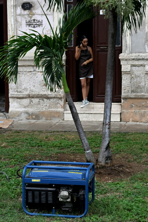 Un groupe électrogène pendant une coupure de courant à La Havane, le 3 décembre 2025 ( AFP / YAMIL LAGE )