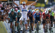 Tim Merlier triomphant sur la ligne d'arrivée de la 9e étape du Tour de France, le 13 juillet 2025 à Châteauroux ( AFP / Anne-Christine POUJOULAT )