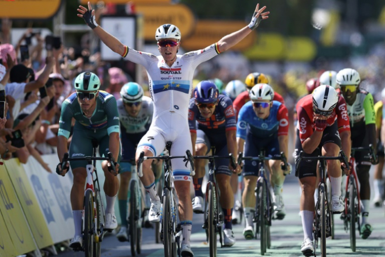 Tim Merlier triomphant sur la ligne d'arrivée de la 9e étape du Tour de France, le 13 juillet 2025 à Châteauroux ( AFP / Anne-Christine POUJOULAT )