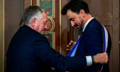 Le maire réélu Grégory Doucet, à droite, reçoit son écharpe des mains de Jean-Michel Aulas, à gauche, le 27 mars 2026, à Lyon ( AFP / OLIVIER CHASSIGNOLE )