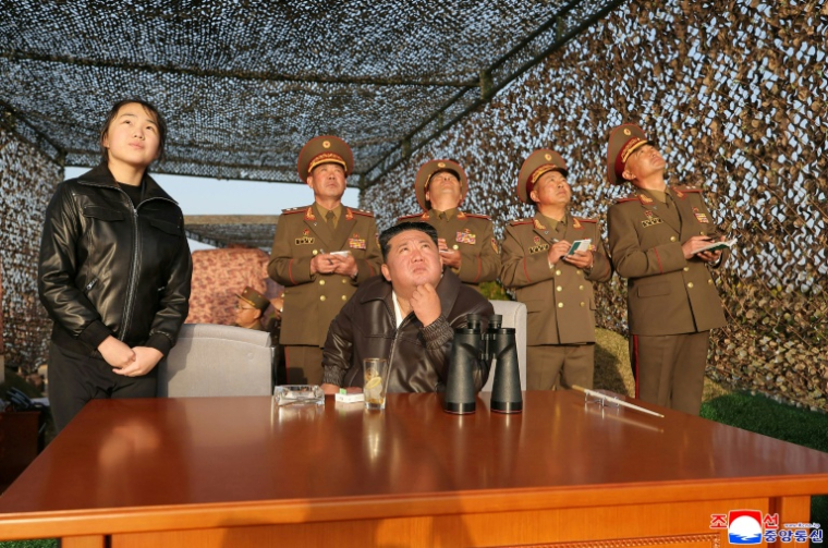 Une image publiée par l'agence nord-coréenne KCNA montre le dirigeant Kim Jong Un et sa fille Kim Ju Ae assistant à un essai de missile balistique, le 19 avril 2026 dans un endroit inconnu en Corée du Nord ( KCNA VIA KNS / - )