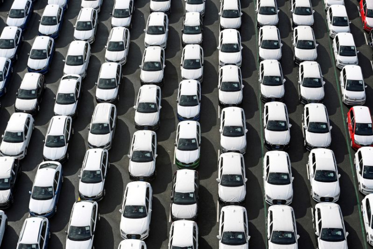 Des voitures Volkswagen destinées à l'exportation sont vues dans le port d'Emden