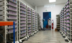 Des cellules de batterie de seconde vie sont testées à l'usine VoltR, à Verrières-en-Anjou, le 10 juin 2025 en Maine-et-Loire ( AFP / Sebastien Salom-Gomis )