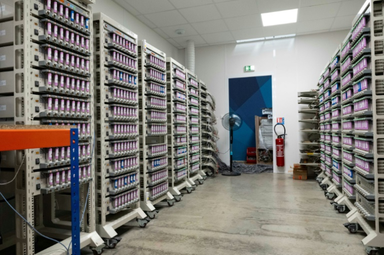 Des cellules de batterie de seconde vie sont testées à l'usine VoltR, à Verrières-en-Anjou, le 10 juin 2025 en Maine-et-Loire ( AFP / Sebastien Salom-Gomis )