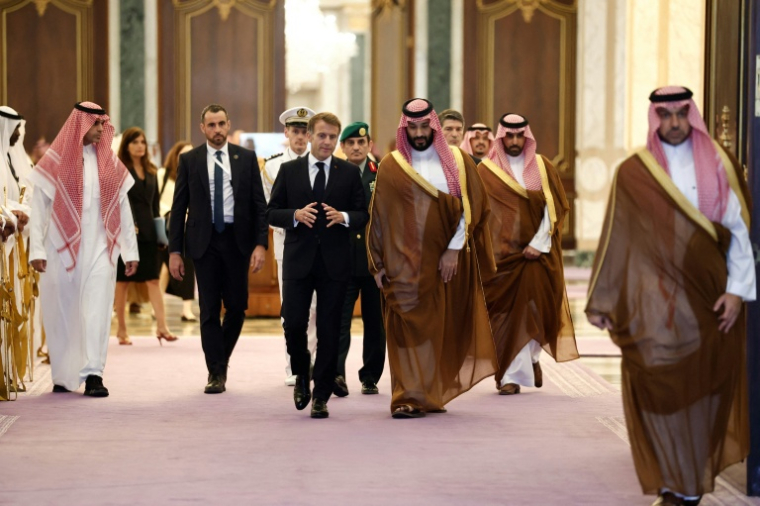 Le prince héritier saoudien Mohammed ben Salmane (c,d) accompagne le président français Emmanuel Macron à l’issue d’une rencontre au palais Al-Yamamah, à Riyad, le 21 octobre 2026 ( POOL / Benoit Tessier )