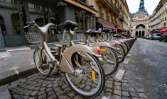 La mobilité douce se développe en ville: vélo, trottinette électrique, scooter en libre-service... ( crédit photo : Shutterstock )