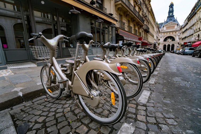 La mobilité douce se développe en ville: vélo, trottinette électrique, scooter en libre-service... ( crédit photo : Shutterstock )