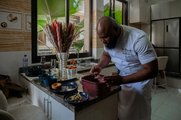 Le chef congolais Archi Dimosi dresse l'une de ses spécialités, le 17 mai 2026 à Kinshasa, en RDC ( AFP / Hardy BOPE )