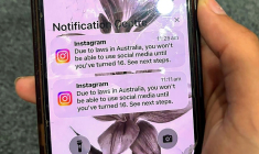 Un adolescent tient un téléphone portable affichant un message du réseau social Instagram après que son compte a été verrouillé en raison de son âge, à Sydney, le 9 décembre 2025 ( AFP / STR )