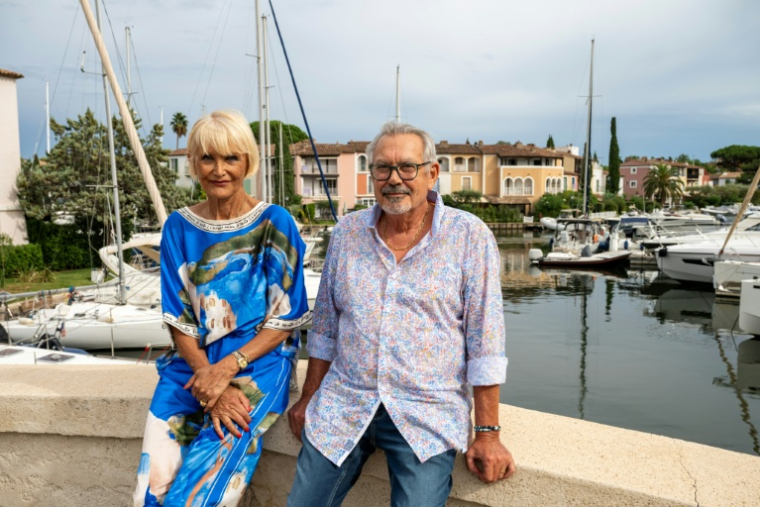 Louise David et Richard Grossi (d), propriétaires et résidents de Port Grimaud, opposés au projet de division entre Port Grimaud et Grimaud, lors d'un entretien avec l'AFP à Port Grimaud, le 9 septembre 2020 dans le Var ( AFP / Miguel MEDINA )