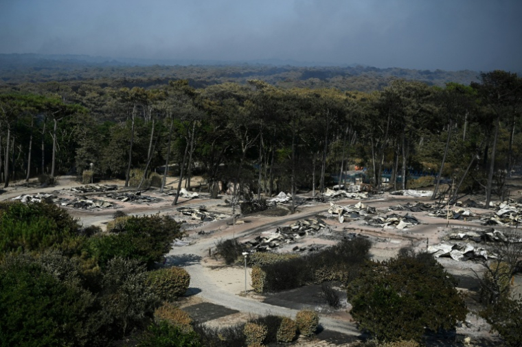 Le camping Les Flots Bleus, ravagé par un incendie de forêt à Pyla-sur-Mer, en Gironde, le 19 juillet 2022  ( AFP / PHILIPPE LOPEZ )