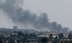 De la fumée s'élève après des frappes israéliennes sur Rafah