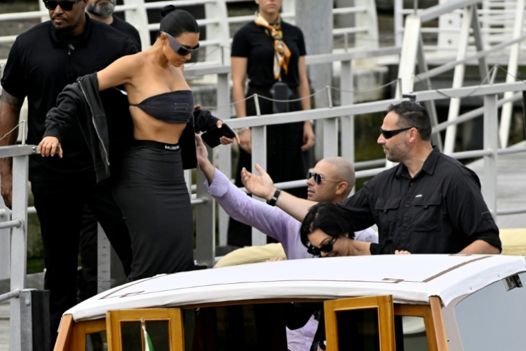 Les personnalités médiatiques américaines Kim Kardashian et Kris Jenner montent dans un bateau-taxi après leur arrivée à l'aéroport Marco Polo de Venise, le 26 juin 2025 ( AFP / ANDREA PATTARO )