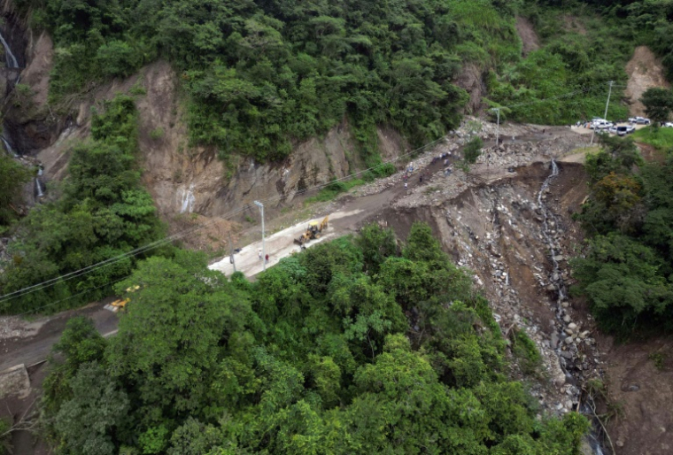 Une route détruite par un glissement de terrain à l'entrée de la ville de San Bartolo Tutotepec, dans l'Etat mexicain d'Hidalgo, le 13 octobre 2025 ( AFP / Alfredo ESTRELLA )