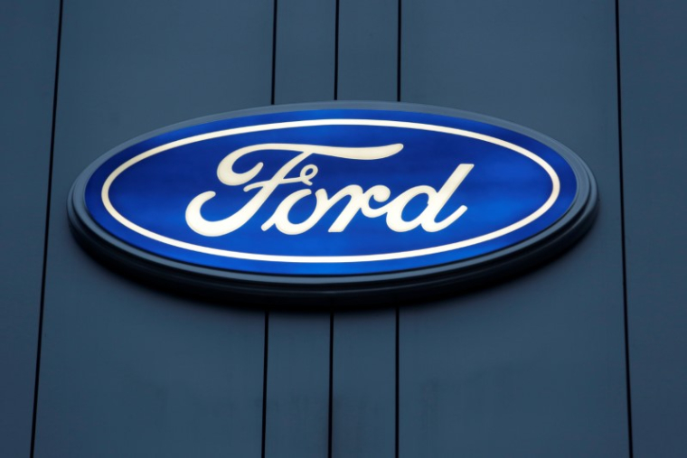 FORD TIRE SUR SES LIGNES DE CRÉDIT, SUSPEND LE DIVIDENDE