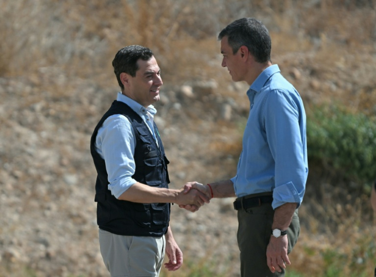 Le Premier ministre espagnol Pedro Sánchez salue le président de la région d'Andalousie, Juan Manuel Moreno (g), à son arrivée au poste de commandement à Turre, dans la province d'Almería, le 13 juillet 2026, après un incendie de forêt meurtrier ( AFP / JORGE GUERRERO )