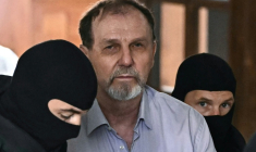 La police escorte Juraj Cintula jusqu'à la salle d'audience de Banska Bystrica, en Slovaquie, le 8 juillet 2025, pour le début de son procès où il est accusé d'avoir tiré sur le Premier ministre slovaque Robert Fico ( AFP / Joe Klamar )