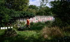 Un homme travaille dans le potager collectif du "Quartier libre des Lentillères", une ZAD urbaine à Dijon, le 3 août 2025 en Côte d'Or ( AFP / ARNAUD FINISTRE )