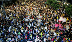 Des manifestants appellent à agir pour obtenir la libération des Israéliens retenus en otages dans la bande de Gaza et un cessez-le-feu dans la guerre contre le Hamas, devant le siège du ministère de la Défense à Tel-Aviv, le 23 août 2025 ( AFP / Jack GUEZ )