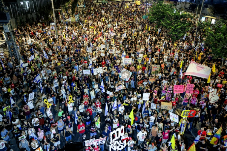 Des manifestants appellent à agir pour obtenir la libération des Israéliens retenus en otages dans la bande de Gaza et un cessez-le-feu dans la guerre contre le Hamas, devant le siège du ministère de la Défense à Tel-Aviv, le 23 août 2025 ( AFP / Jack GUEZ )