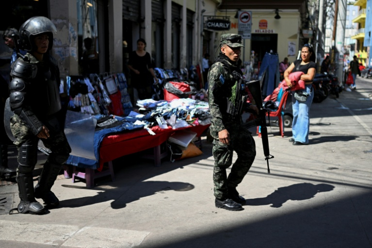 Des militaires patrouillent dans le centre historique de Tegucigalpa le 26 janvier 2026 en amont de l'investiture du président Nasry Asfura ( AFP / JOHAN ORDONEZ )