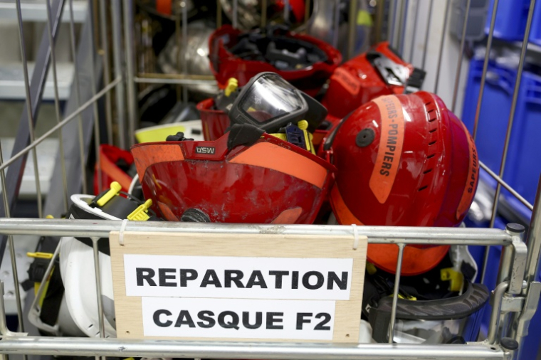 Des casques de pompiers, endommagés par les incendies de forêt de l'été, en attente de réparation dans l'atelier de logistique et de maintenance du SDIS 33 à Bordeaux, le 16 septembre 2026 en Gironde ( AFP / ROMAIN PERROCHEAU )