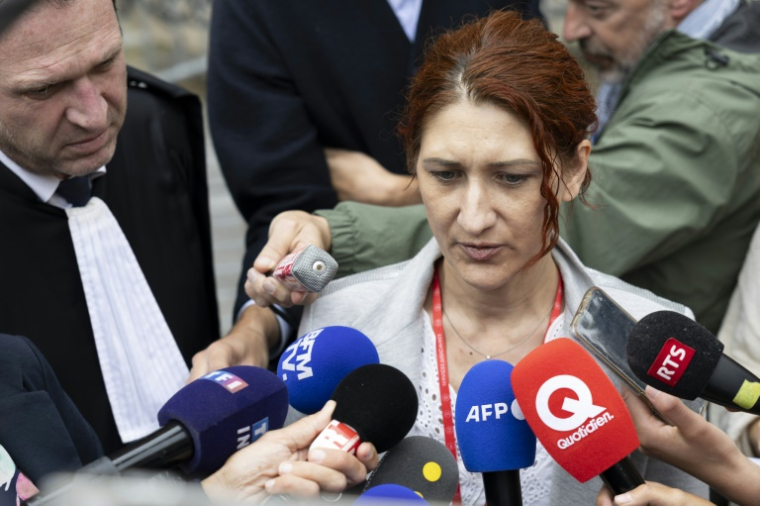 Sandra Simard, victime et coprésidente de l'association de victimes Avapolvi, s'adresse aux journalistes à l'ouverture du procès de l'ancien anesthésiste Frédéric Péchier, au palais de justice de Besançon, le 8 septembre 2025 dans le Doubs ( AFP / ROMEO BOETZLE )