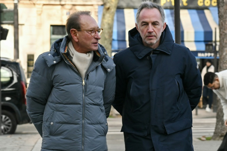 L'ancien maire socialiste de Paris Bertrand Delanoë et Emmanuel Grégoire en campagne sur un marché dans le 13e arrondissement de Paris, le 11 janvier 2026 ( AFP / Bertrand GUAY )