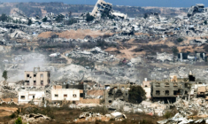 Une photo prise depuis le sud d'Israël montre les destructions dans la bande de Gaza, le 29 juillet 2025 ( AFP / Jack GUEZ )