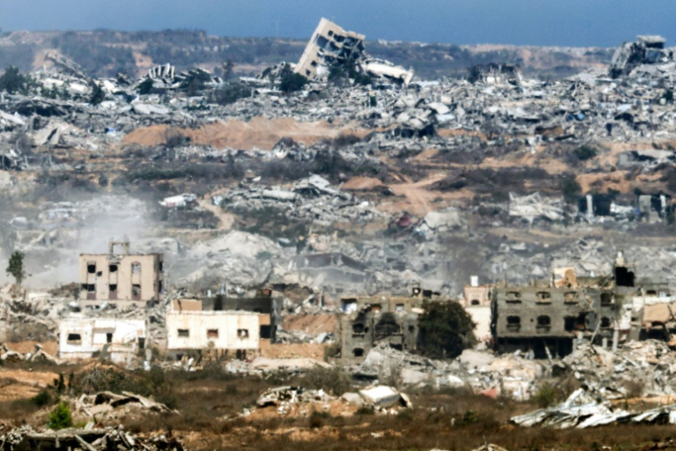 Une photo prise depuis le sud d'Israël montre les destructions dans la bande de Gaza, le 29 juillet 2025 ( AFP / Jack GUEZ )