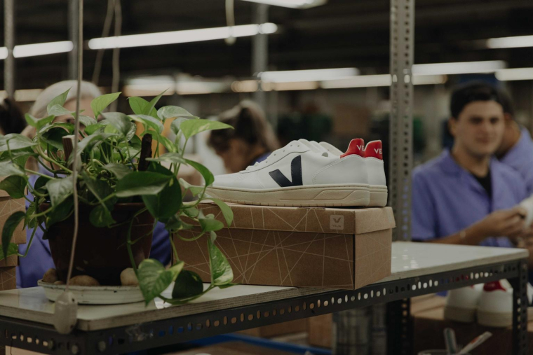 Imaginée par des Français et fabriquée au Brésil avec des matériaux bio, les baskets Veja font le tour du monde crédit photo : Charlotte Lapalus